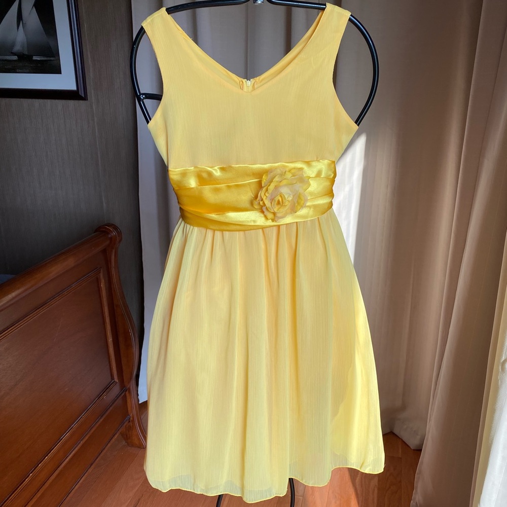 Yellow sleeveless dress for special occasions